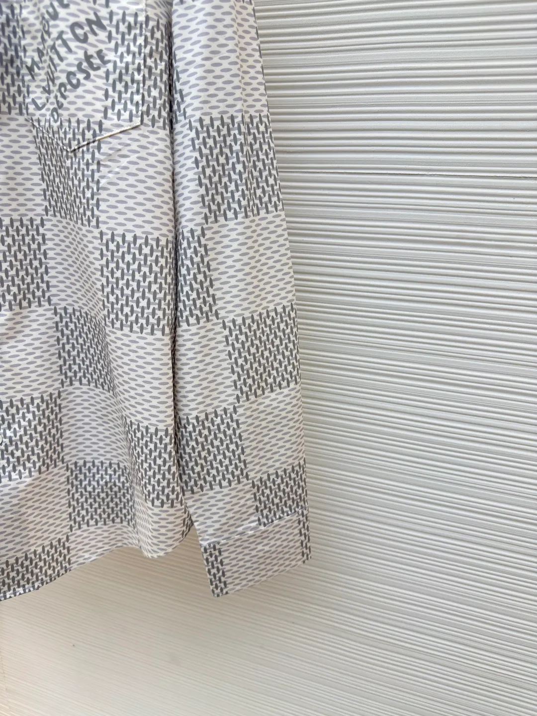 LOUIS VUITTON plain large checkered shirt ●Authentic product: purchased and developed for 10200 ●Item number: 1680321-B05 ●Fabric: polyester fiber fabric ●Technology: made on positioning cutting machine ●Version: fitted version ●Weight: about 300 grams ●Size: XS-S-M-L ●Description: The fabric is made of 40s*40s pure cotton plain fabric with a warp and weft density of 140*140. We purchased the Y version of the scanned pattern for printing, using semi-bleached cloth. Each position of the paper pattern positioning flower perfectly restores the Y version of the flower position. It is printed with digital paint direct-injection printing technology, and the laser burnt pattern is precisely cut into pieces. The left and right panels are designed with restored flowers. The sleeves and cuffs of the collar, seat, and back are made with positioning patterns based on the original pattern, and the buttons are hand-sewn with white hand-sprayed glossy paint. The overall wiring is straight and delicate, the fabric is comfortable and soft, and the color is consistent without color difference. It can be matched with the same style to create a fashionable look and control various occasions. Customized accessories, complete with three standards, same style for men and women!
